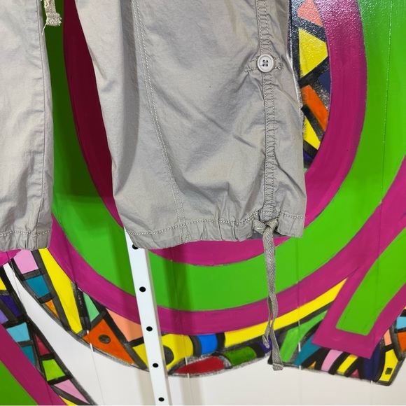 Rumor Has It, Maternity Cargo Capris. Size Medium. In excellent condition! - Picture 2 of 6